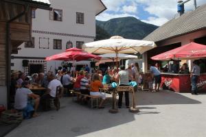 Pestro dogajanje pred Juvanovo hišo